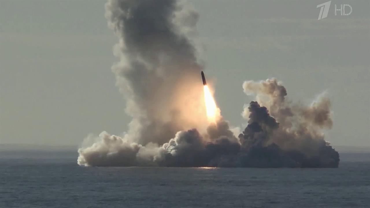 Военно-морской флот России впервые осуществил залп баллистическими ракетами "Булава"