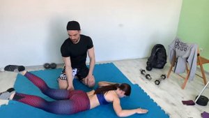 Обратная гиперэкстензия на полу