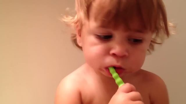 Baby brushes his teeth смотреть онлайн