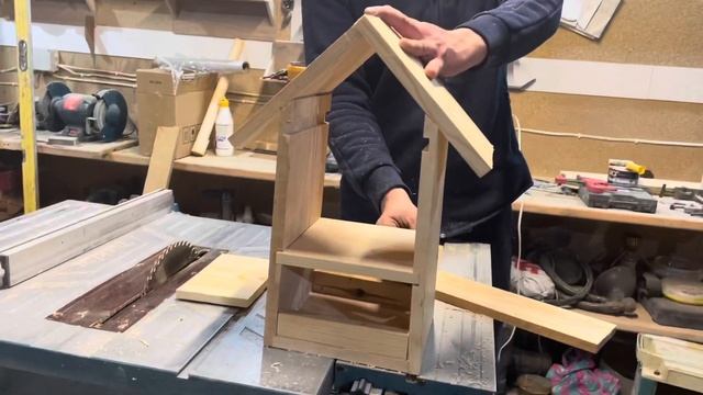 КОРМУШКА ДЛЯ ПТИЦ ИЗ ДЕРЕВА И БУТЫЛКИ СВОИМИ РУКАМИ смотреть онлайн