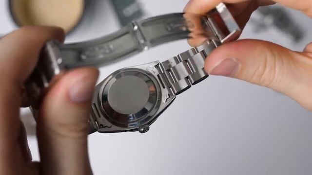 How to change a watch bracelet and fit a leather or Nato strap смотреть онлайн