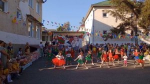 Флешмоб от подготовительных групп на Осенней ярмарке -2023 в МДОУ Каменский центр развития ребенка