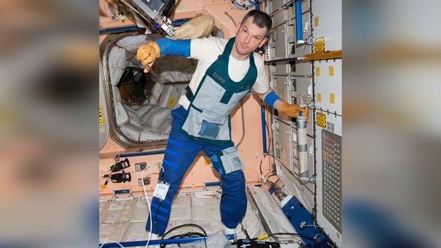 Презентация "Космические костюмы"