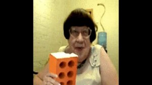 бабка слушая музыку ест кирпич