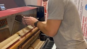 Настроил пианино Заря для школы