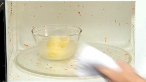 How to Clean a Microwave With Lemon – Fast!