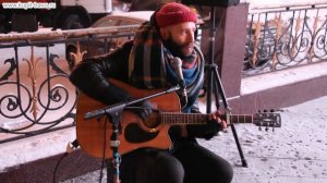 Песня “Я любил и ненавидел, но теперь душа пуста - Осколок льда ” музыкант играет и поет под гитару