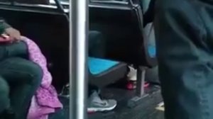 Черная женщина бросила своего ребенка и напала на пассажира