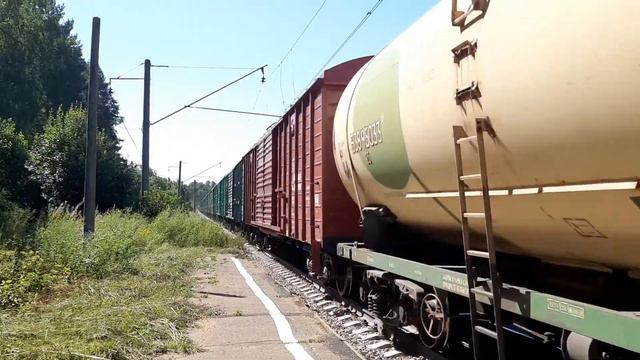 ВЛ10у-1021 с грузовым поездом и приветливой бригадой на о.п. 165 км смотреть онлайн