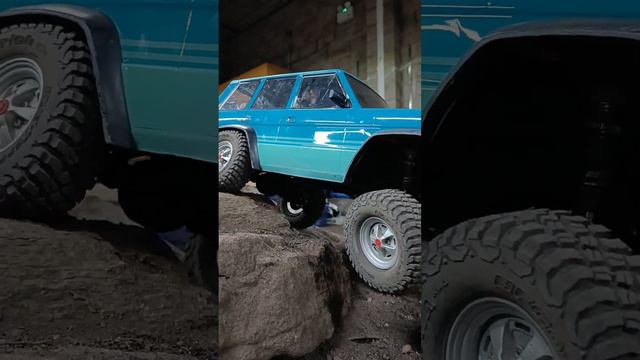 RC Range Rover pushes suspension and tyres. #carisma #rc #4x4 #4wd #rccrawler #rangeroverclassic