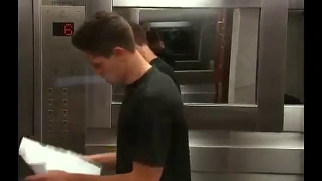 Жестокий розыгрыш людей в лифте с ожившим мертвецом