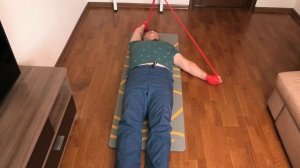 Упражнения с резиновым бинтом для рук и плечевого пояса в исходном положении лёжа.