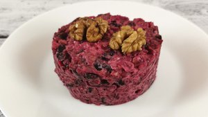 Салат со свеклой, грецкими орехами и черносливом