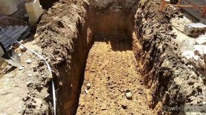 Экскаватор копает яму!!