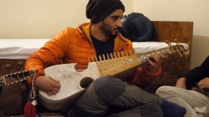 Пакистанский парень из горной деревни жгёт "Последний из Могикан", на национальном инструменте.