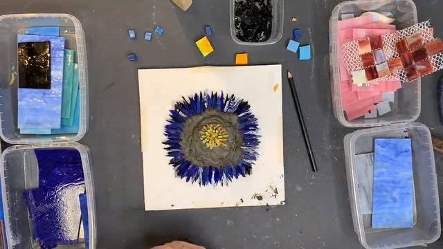 Маленький цветок из витражного стекла за 30 секунд! Делаем мозаику из стекла (таймлапс - видео).