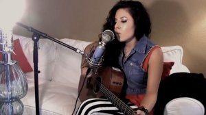 Красивая девушка поет под гитару кавер на известный хит
