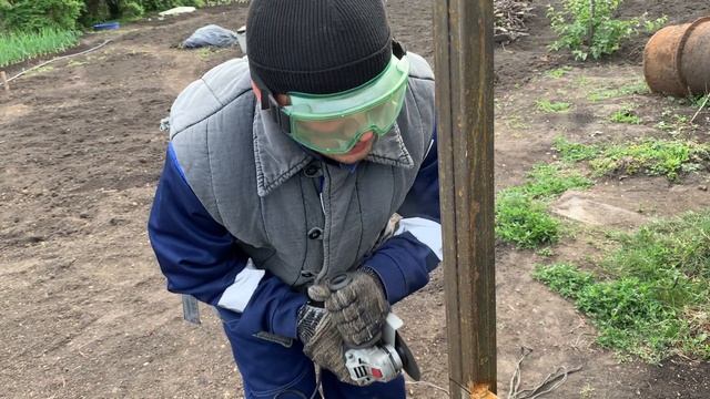 #ворота из профильной трубы, врезаем замок, обшиваем металлопрофилем.