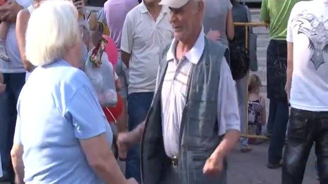Дедушка с Бабушкой зажигают, молодежь отдыхает