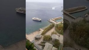Греция — Афон 2016, как паром прибывает к монастырю и выгружает паломников