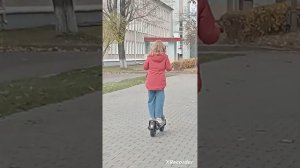 Я учу кататься сестру на электрическом самокате - ей очень нравится. ?