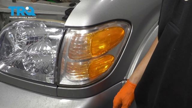 How to Replace Headlights 2001-07 Toyota Sequoia смотреть онлайн