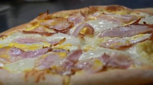 Пицца Карбонара с беконом, сыром, яйцом и листьями рукколы