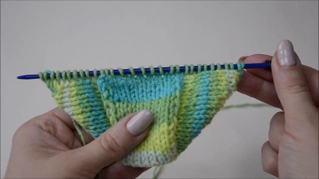 Следки из секционной пряжи без швов двумя спицами