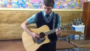 Парень вертуозно играет на гитаре