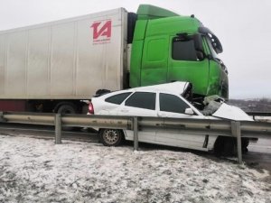 «Лада Приора» столкнулась с фурой на трассе Курск — Воронеж