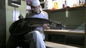 Мастер Антон Хорин представляет свою арфо-гитару.