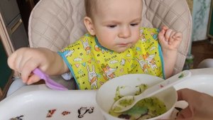 Переходим на общий стол/ребёнку 1 год кушаем огурец,куриный,овощной супчик