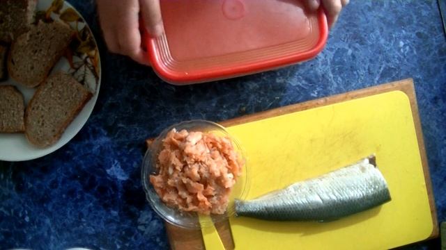 Простые рецепты: Малосольная селедка + бюджетная бутербродная масса (намазка) из мяса красной рыбы