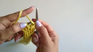 Браслет из трикотажной пряжи спицами. Модный, стильный браслет спицами.