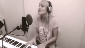 Девушка красиво поет и играет на пианино  She sings beautifully and plays the piano