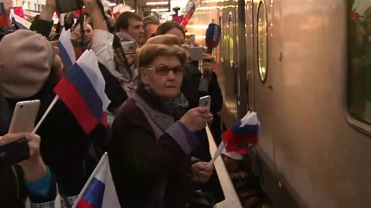 В Симферополе торжественно встретили первый пассажирский поезд из Москвы