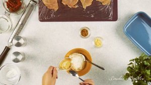 Запеченные рулетики из куриного филе с сыром, под сметанным соусом.