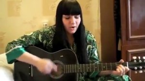204  Девушка играет и поёт под гитару, песню 15 лет или малолетка