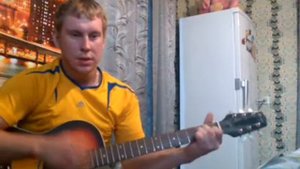 Парень красиво спел и сыграл на гитаре.