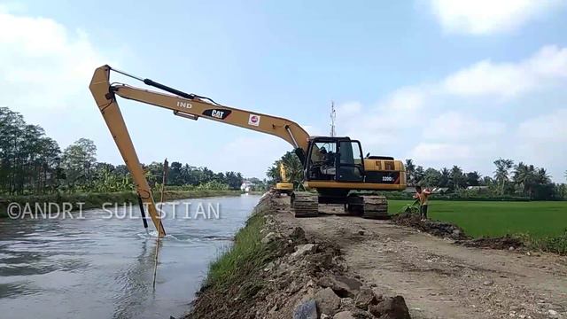 Long Reach Excavator CAT320D L and Komatsu PC200 -8 working on Irrigation смотреть онлайн