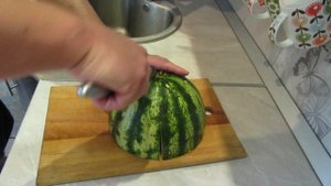 КАК ПРАВИЛЬНО НАРЕЗАТЬ АРБУЗ ??