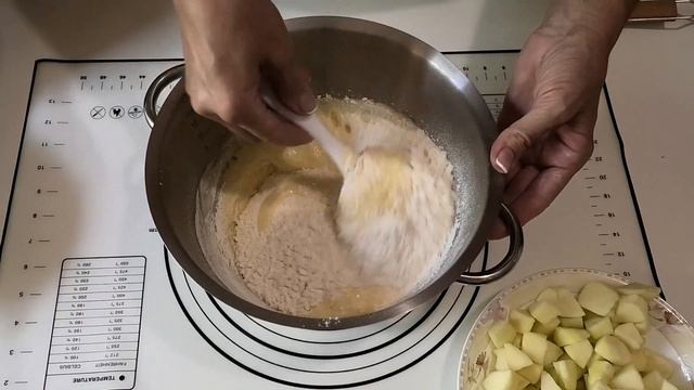 Шарлотка с яблоками. Любимый летний пирог.