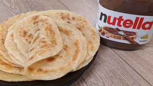 Тесто и и Нутелла. Как приготовить вкусные слоенные лепешки на сковороде. Простой рецепт.