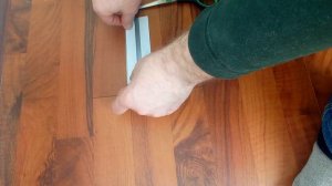 Убираем щель в ламинате за минуту ! Очень простой способ !