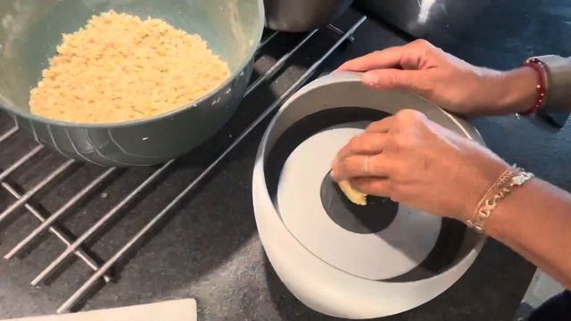 Очень простой и вкусный кремовый насыпной пирог с овсянкой!