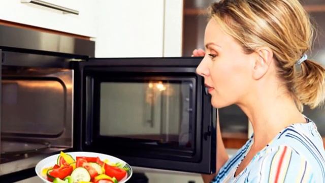 Почему греется посуда в микроволновке? смотреть онлайн