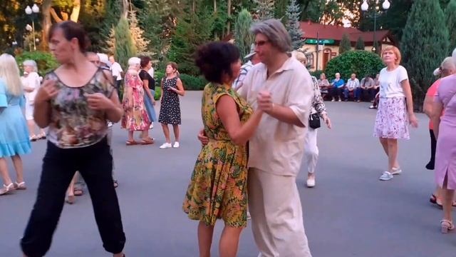 ЖАРКИЙ ИЮНЬ НАС ВОЗВРАЩАЕТ В РАДОСТЬ УШЕДШИХ ЛЕТ! ТАНЦЫ В ПАРКЕ ГОРЬКОГО смотреть онлайн