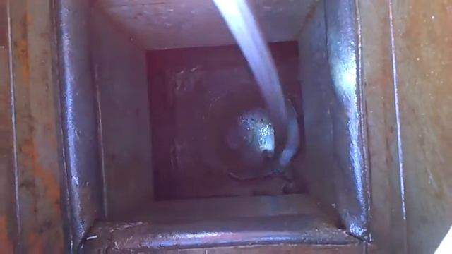 Чистка вентиляционного канала со стороны демонтированного крышного вытяжного вентилятора