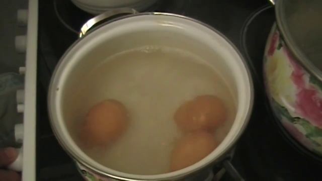 Как правильно сварить куриные яйца вкрутую или всмятку. смотреть онлайн