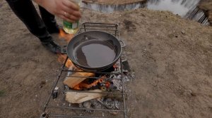 Как обжечь новую чугунную сковороду. Готовим вкусняшку на новой сковороде.